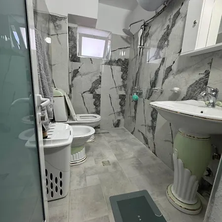 Joanna's Guest House- New Renovation Daire Tepelene