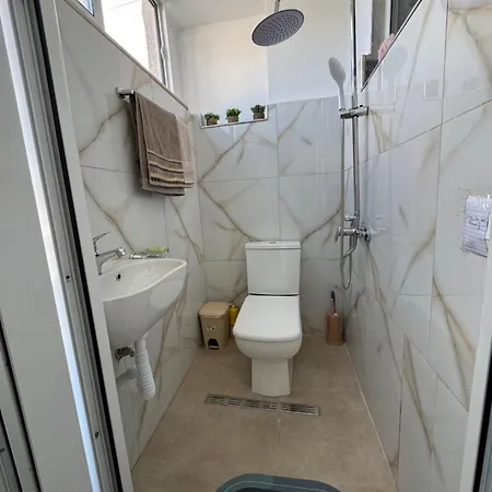 Joanna's Guest House- New Renovation דירה Tepelene