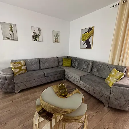 Joanna's Guest House- New Renovation דירה Tepelene